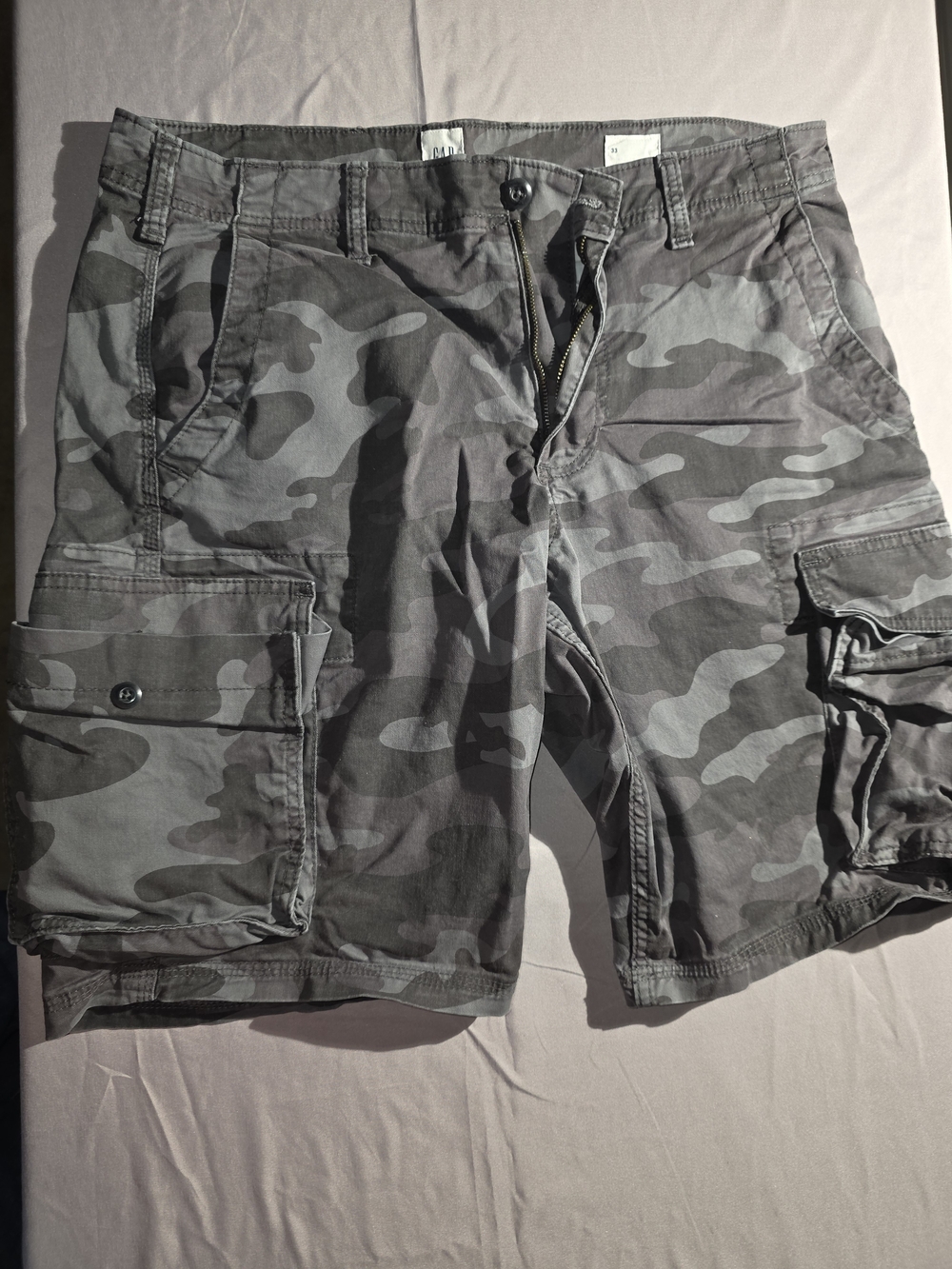 GAP Men's Gray Camo Cargo Shorts 10" Inseam